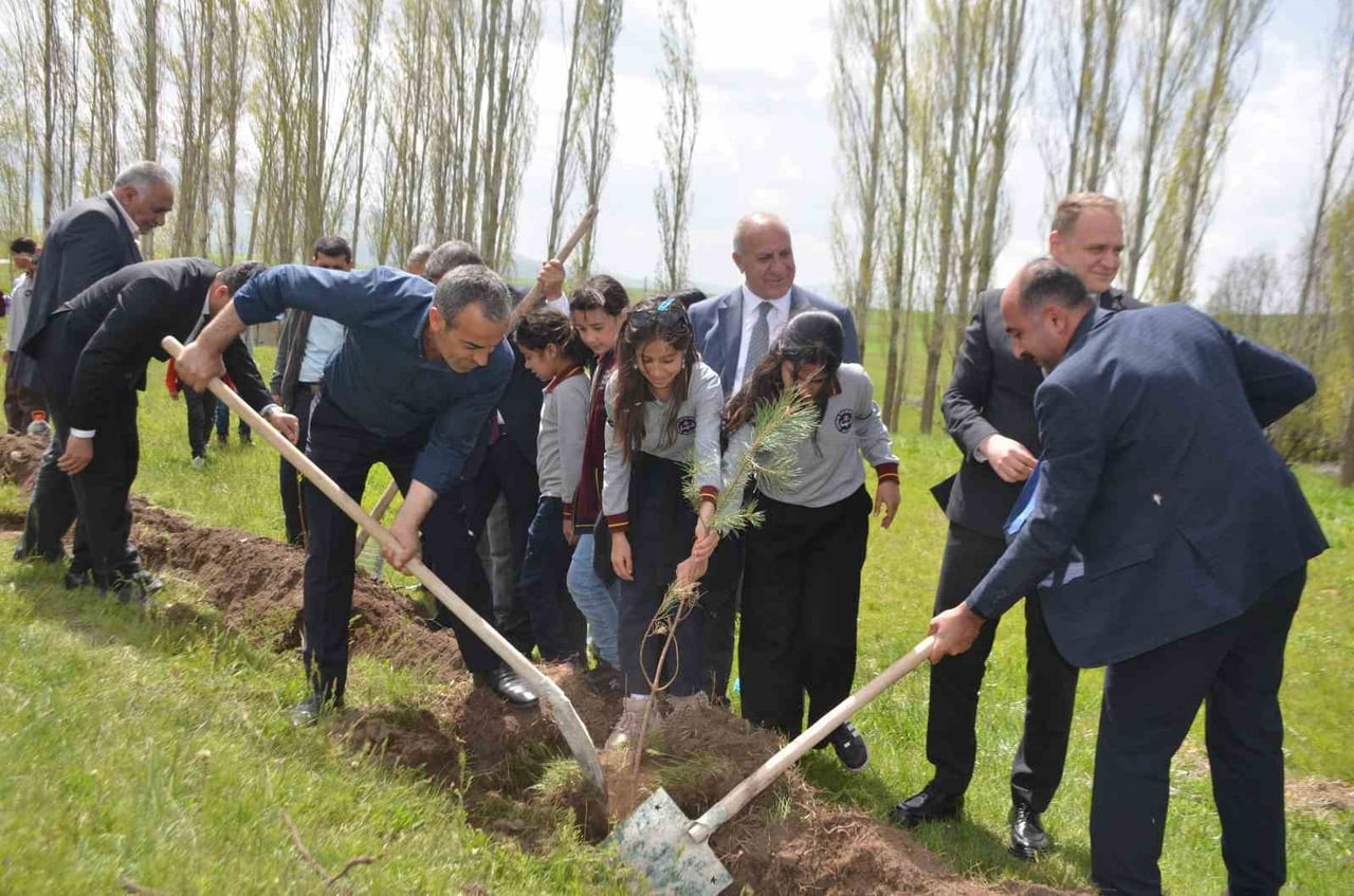 "HATIRA YOLU" PROJESİ KAPSAMINDA 350 FİDAN TOPRAKLA BULUŞTURULDU.
