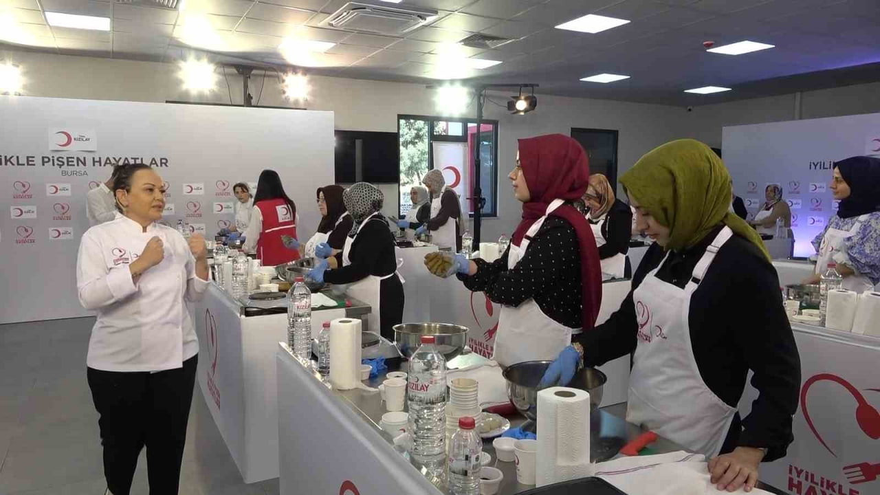 "İYİLİKLE PİŞEN HAYATLAR" AŞÇILIK ATÖLYELERİNİN 8'İNCİSİNİ BURSA'DA DÜZENLEDİ.