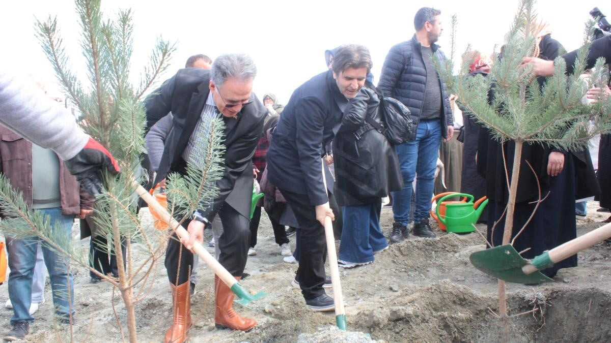 "KADINLARLA EL ELE BİR FİDAN BİN NEFES" ETKİNLİĞİNDE FİDANLAR TOPRAKLA BULUŞTU