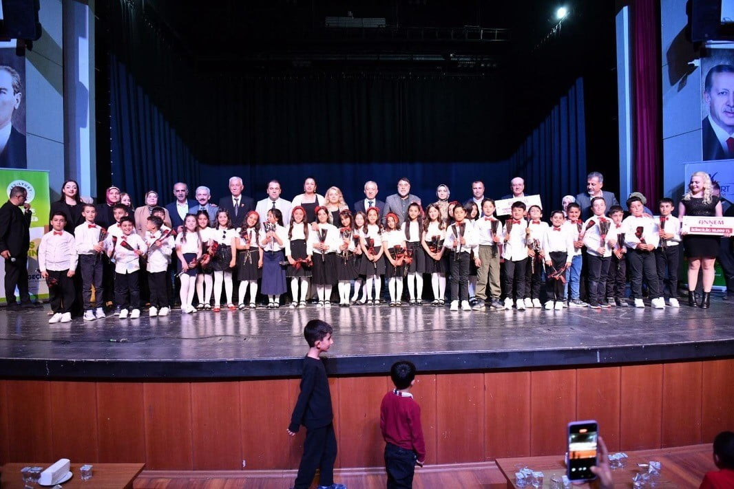 "KALBİMİN EN GÜZEL ŞİİRİ: ANNEM" YARIŞMASININ ÖDÜL TÖRENİNDE DUYGU DOLU ANLAR YAŞANDI