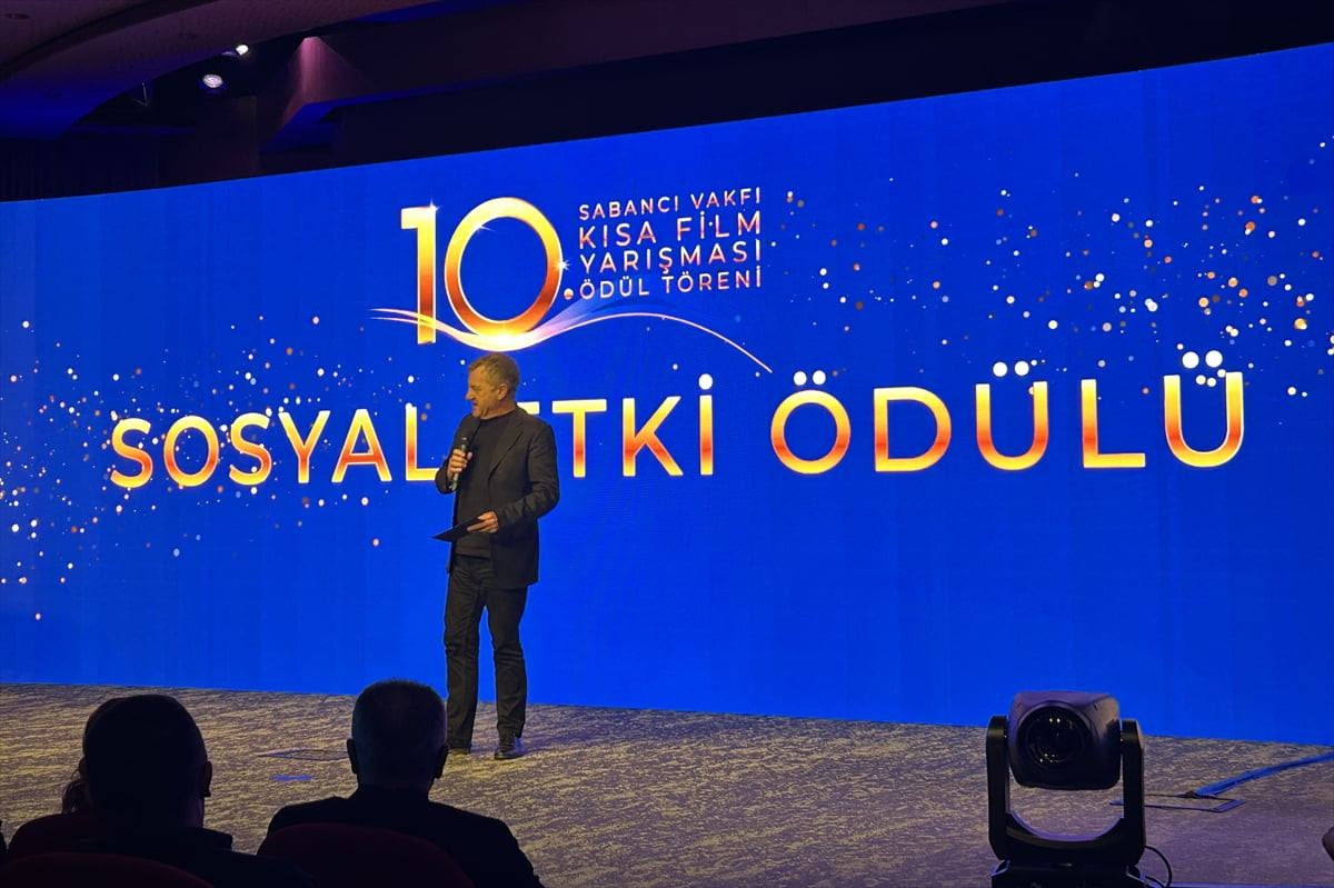 "Kayıtsız Kalma" sloganıyla düzenlenen Sabancı Vakfı 10. Kısa Film Yarışması'nın ödül töreni...