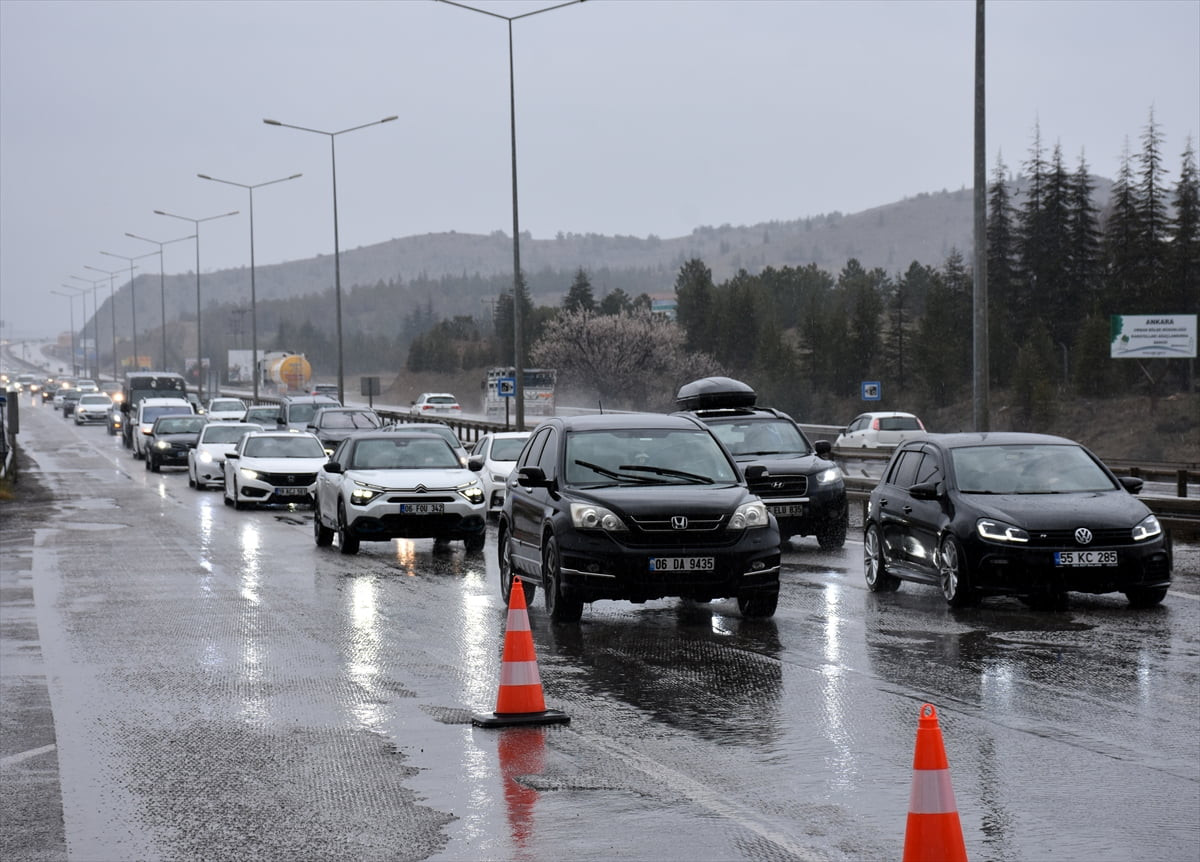 "Kilit kavşak" olarak adlandırılan Kırıkkale'de, Ramazan Bayramı tatili dolayısıyla trafik...