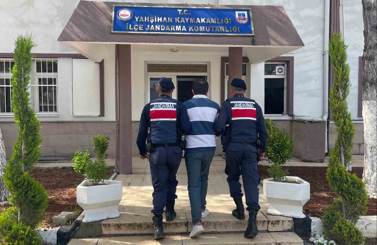 "KİŞİNİN KENDİSİNİ KAMU GÖREVLİSİ VEYA BANKA, SİGORTA, KREDİ KURUMLARININ ÇALIŞANI OLARAK...