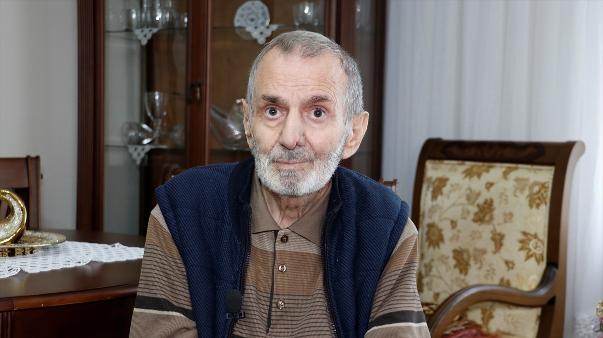 "Megastar" Tarkan'ın öğretmenleri, ünlü şarkıcıdan lise yıllarında saygılı, sakin ve güçlü sesiyle...