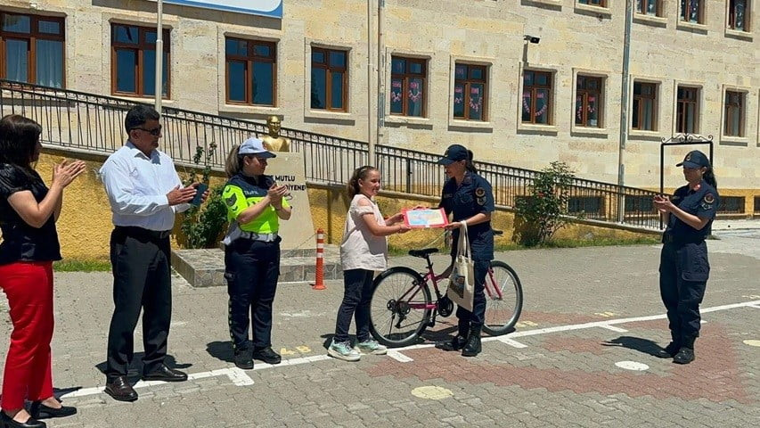 "OKULDAN HAYATA GÜVENLİ TRAFİK" PROJESİ KAPSAMINDA 200 KİTAP OKUYARAK HEDEFE ULAŞAN ÖĞRENCİ ELİF...