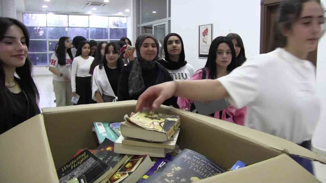"PERSONA SANAT TOPLULUĞU", SAHNELEDİKLERİ TİYATRO OYUNUNDA BİLET ÜCRETİ YERİNE KİTAP ALDI