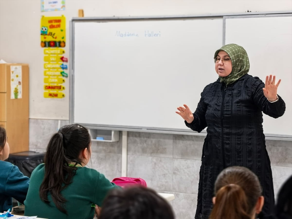"Postmodern darbe" olarak adlandırılan 28 Şubat sürecinde başörtülü olduğu için görevden alınan...