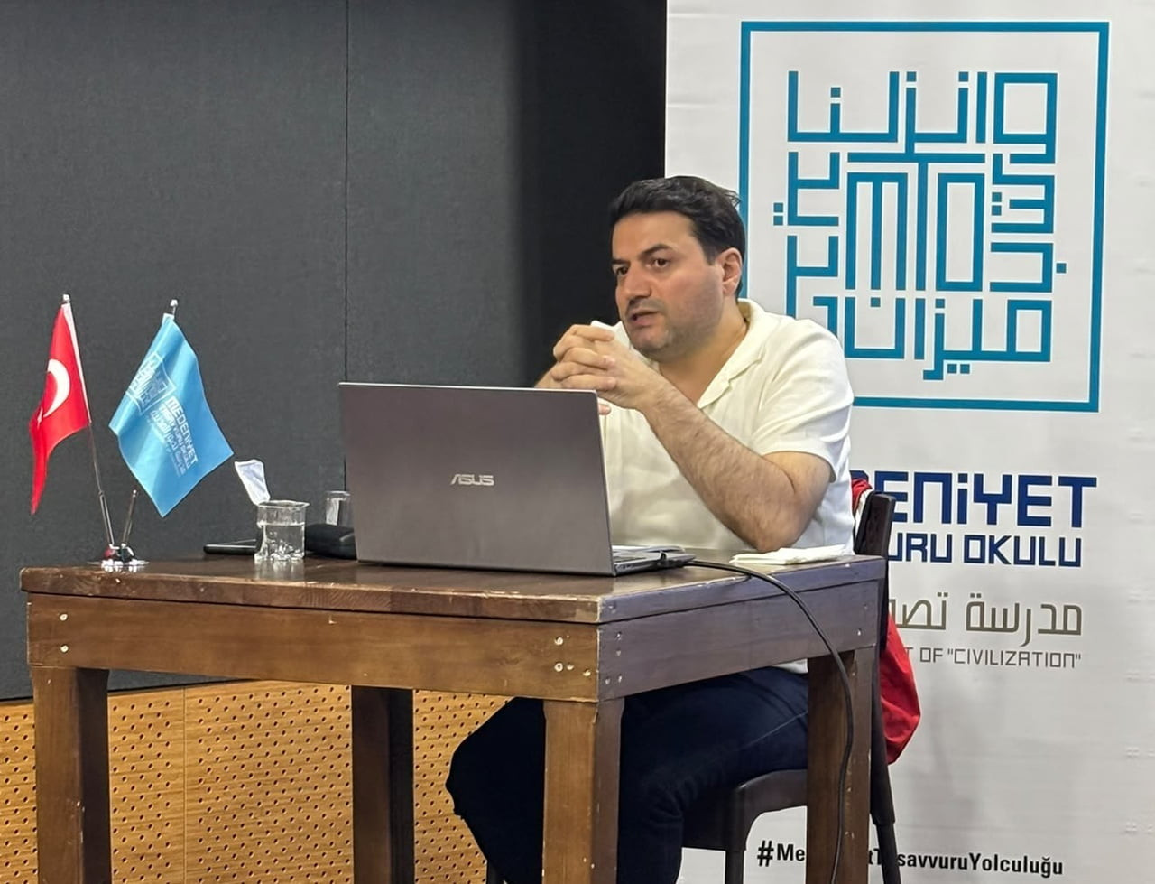 "ŞİİR NESNESİ" DERSLERİNİN ÜÇÜNCÜSÜ GEÇTİĞİMİZ ERZURUM’DA GERÇEKLEŞTİ. DR. OSMAN NURİ...