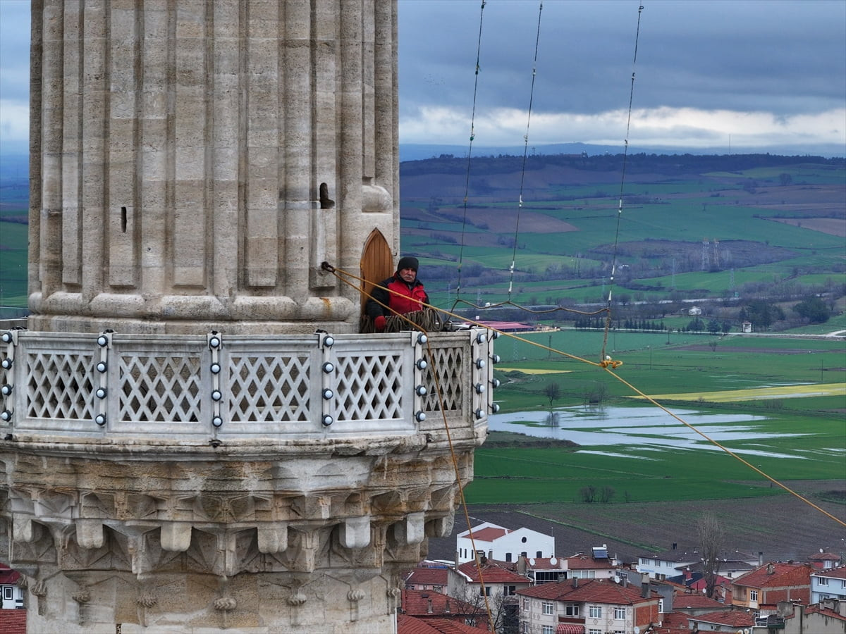 "Son mahyacı" olarak anılan 70 yaşındaki Kahraman Yıldız ve ekibi, ramazan ayında camilerin...