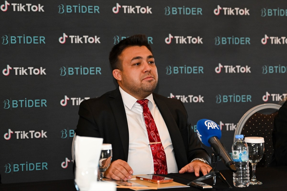 "TikTok'ta Ailem Güvende" projesi kapsamında tasarlanan TikTok eğitim otobüsü Ankara'da...