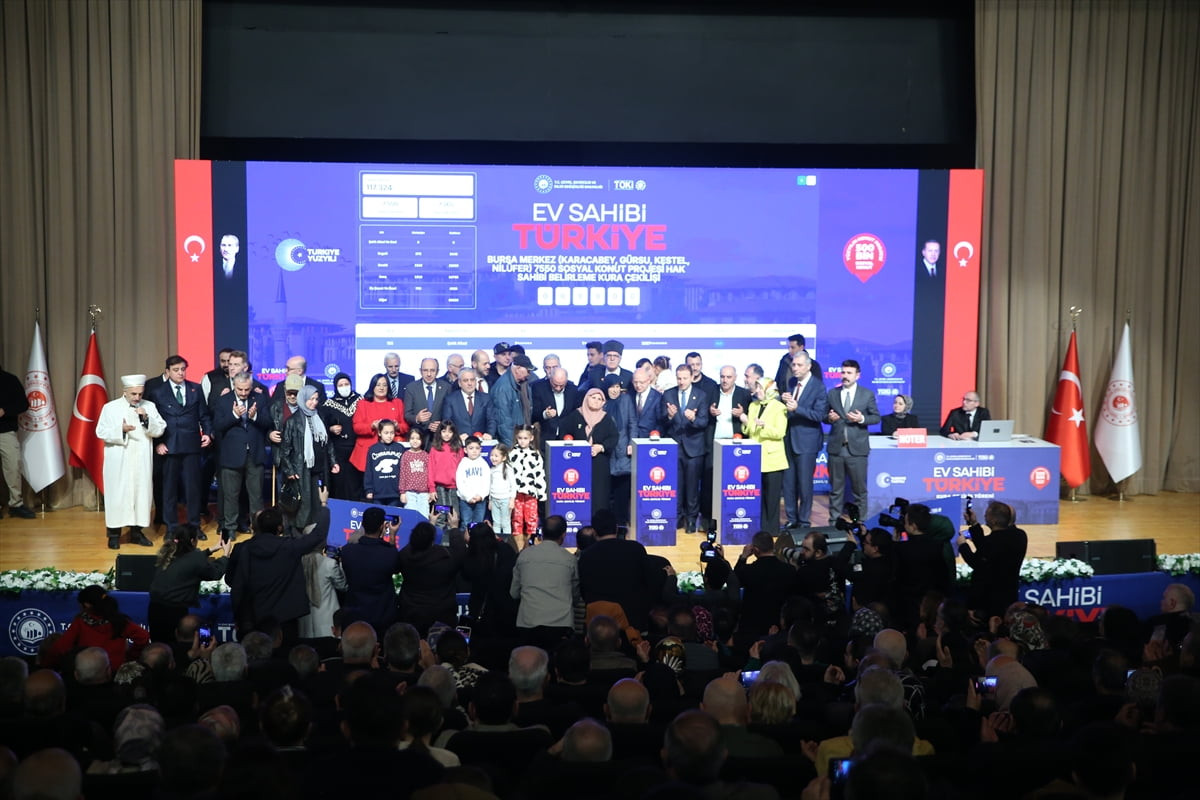 "Yüzyılın Konut Projesi" kapsamında Bursa'da inşa edilecek 17 bin 225 konutun hak sahipleri...