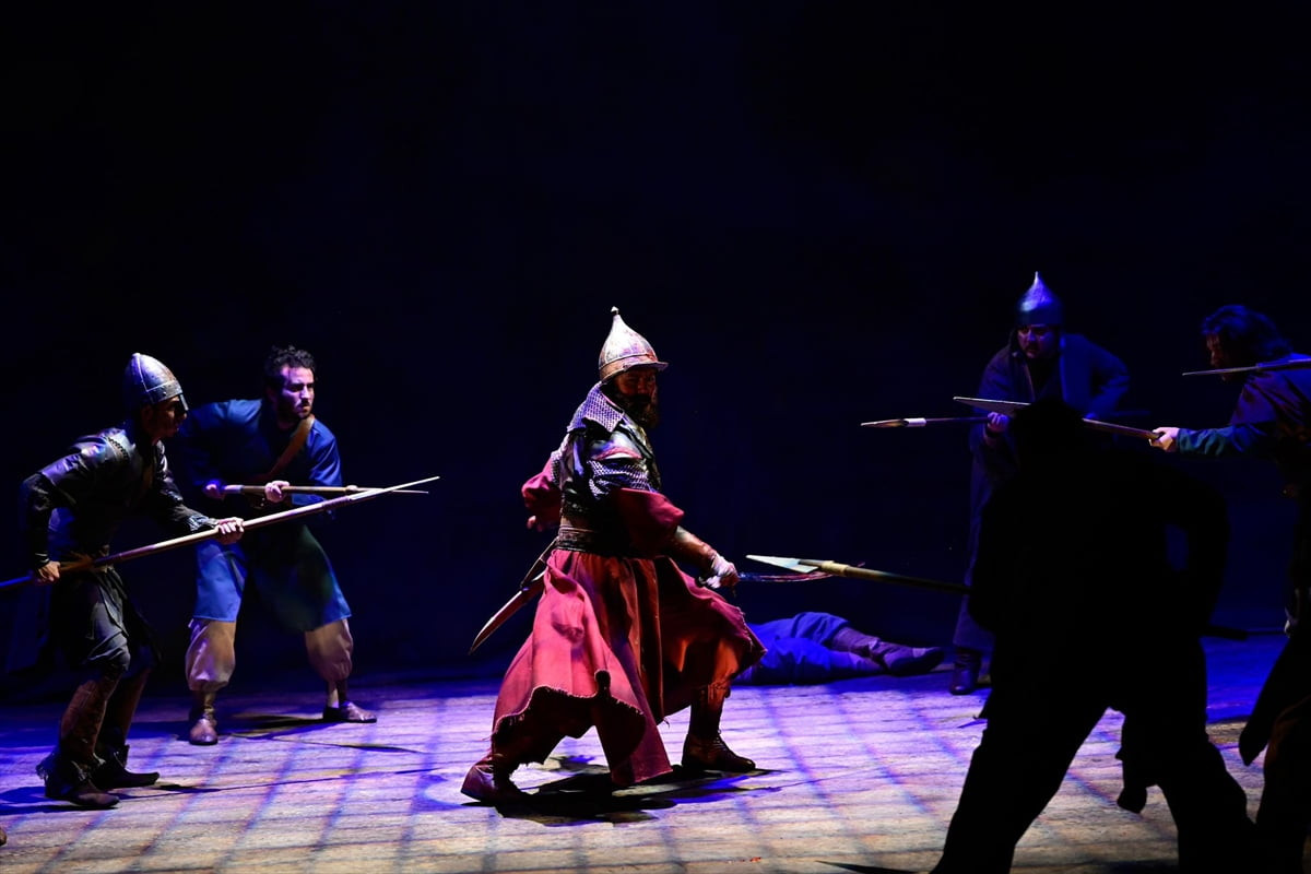 Rafet Elçi'nin Ahrar romanından tiyatroya uyarlanan "Timur ve Yıldırım" oyunu, Türk tarihinin iki...