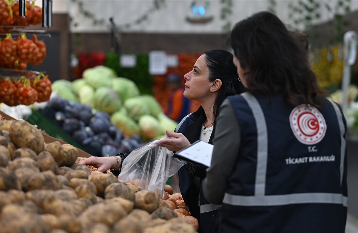 Ramazan ayında temel gıda ve ihtiyaç ürünlerine yönelik fiyat denetimlerini sürdüren Ticaret...
