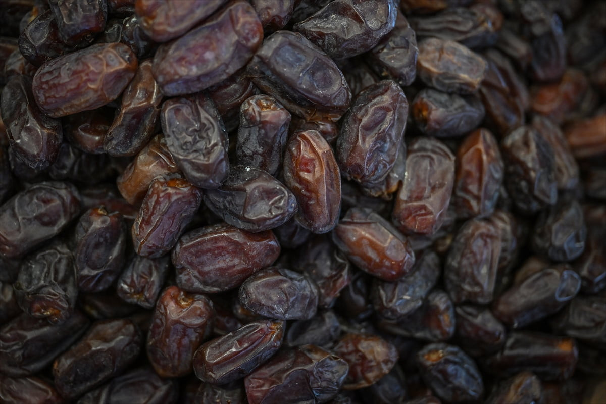 Ramazan ayının başlamasına sayılı günler kala iftar ve sahur sofralarının vazgeçilmezi hurma...