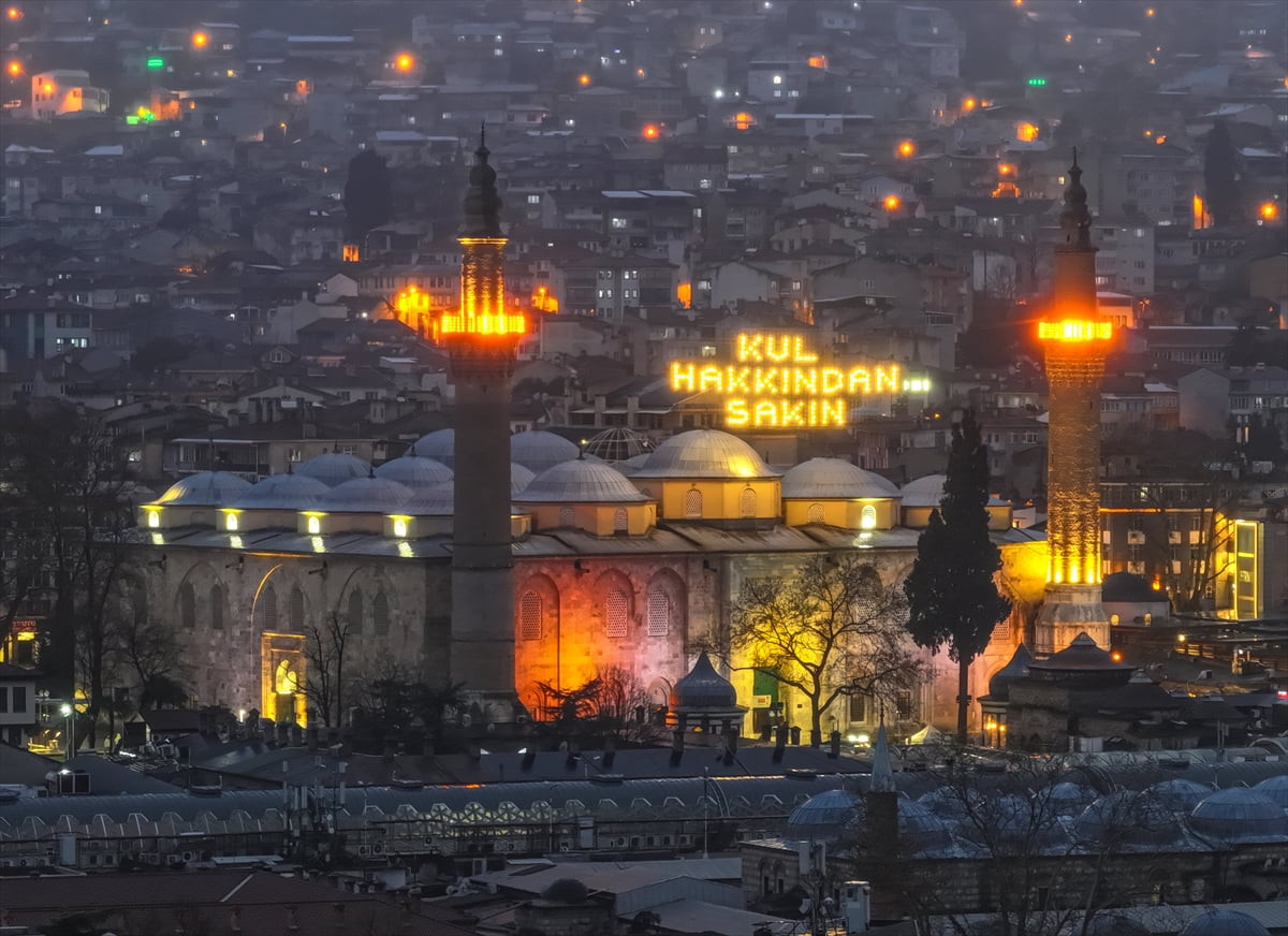 Ramazan ayının gelişini simgeleyen, Bursa'daki tarihi Ulu Cami'nin minareleri arasına asılan "Kul...