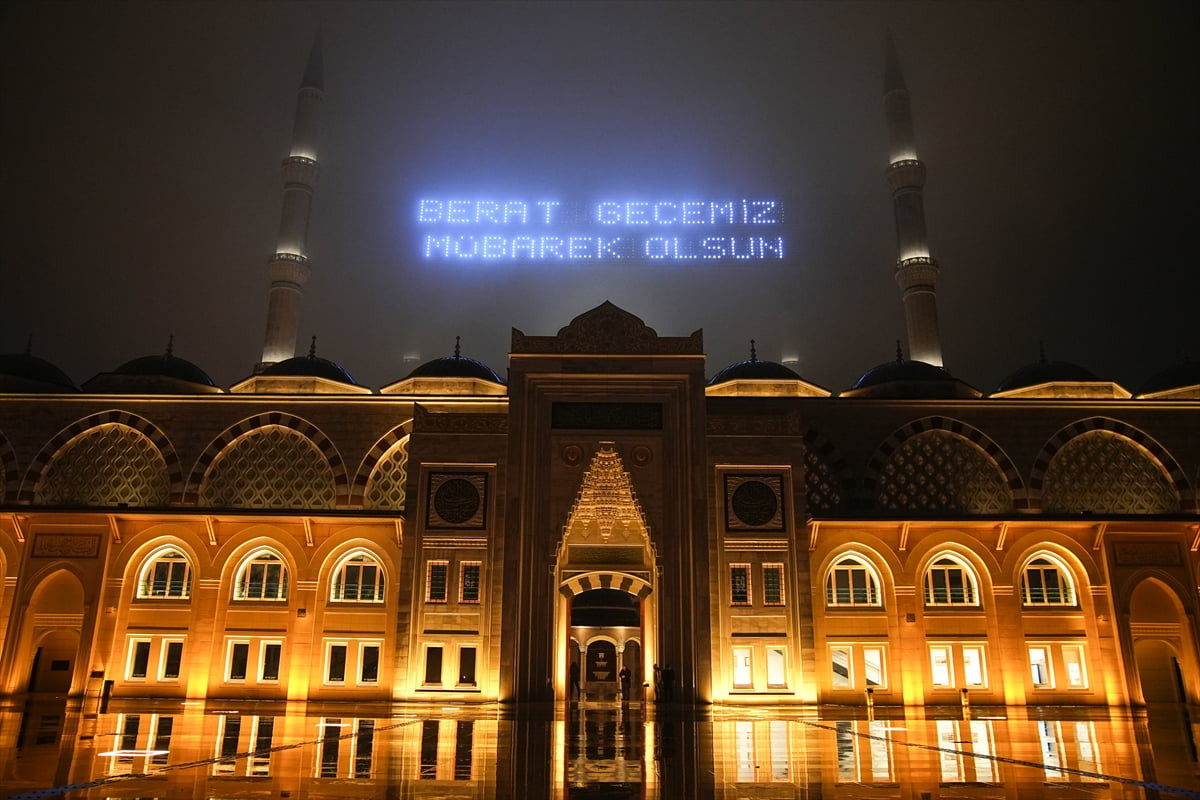 Ramazan ayının müjdeleyicisi olarak kabul edilen Berat Kandili dolayısıyla İstanbul'daki camilerde...