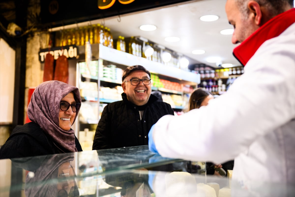 Ramazan Bayramı arifesinde alışveriş yapan vatandaşlar, Eminönü ve Mısır Çarşısı'ndaki iş...