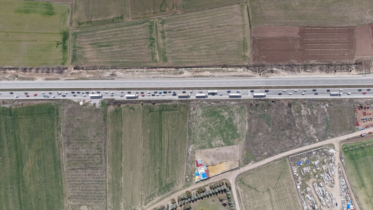 Ramazan Bayramı tatilinin sona ermesiyle birlikte araçlarıyla dönüş yolculuğuna çıkan vatandaşlar...