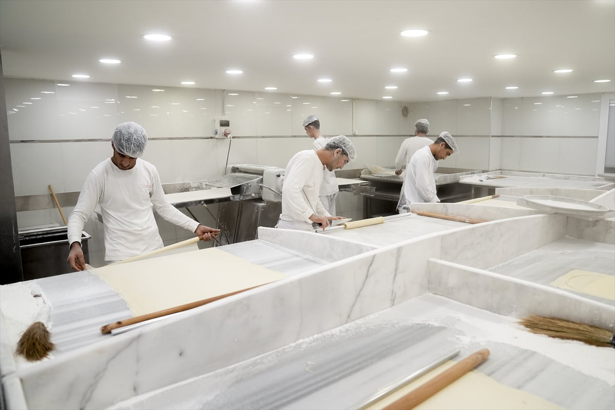 Ramazan Bayramı'na bir gün kala tatlıcılarda bayram mesaisi hızlandı. Bayram döneminde ülke...