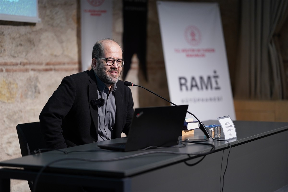 Rami Kütüphanesi'nde düzenlenen "Zamanı Aşan Metinler: Klasiklerle Düşünmek" adlı söyleşi dizisi...