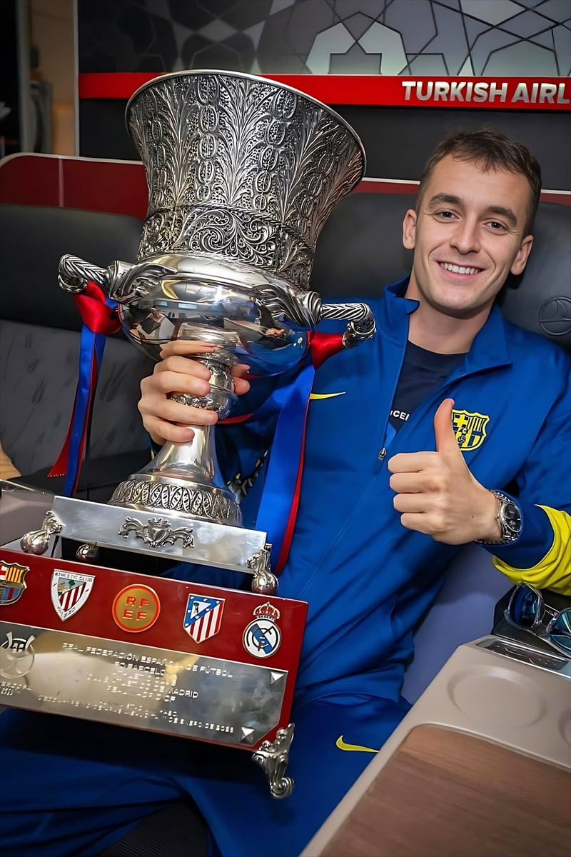 Real Madrid'i 3-2 yenerek İspanya Süper Kupası'nın sahibi olan Barcelonalı futbolcular, ülkelerine...