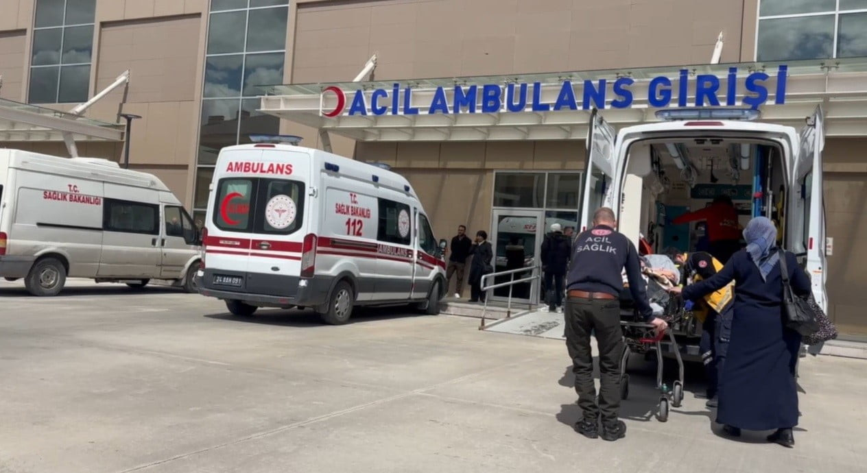REFAHİYE’DE TRAFİK KAZASINDA YARALANAN 6 KİŞİ ERZİNCAN’DAKİ HASTANEYE GETİRİLDİ