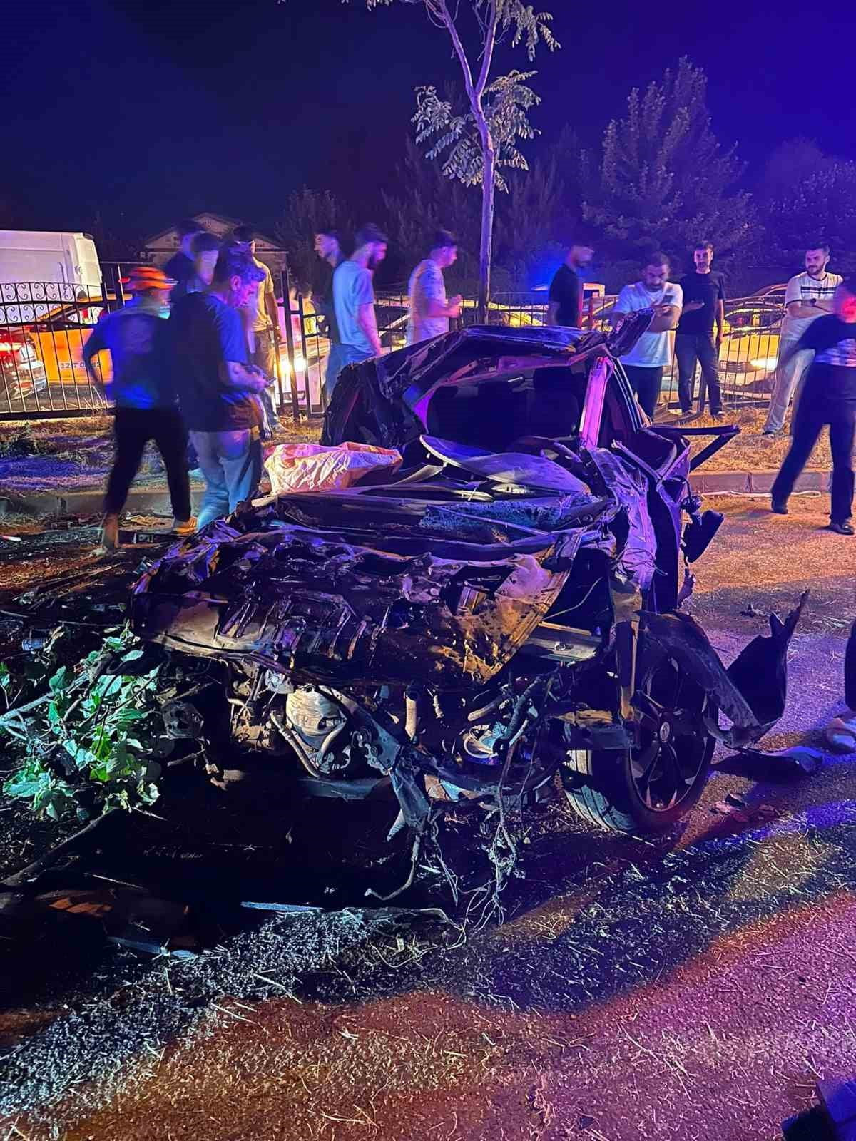 REFÜJE ÇARPAN OTOMOBİL HURDAYA DÖNDÜ: 2 YARALI
