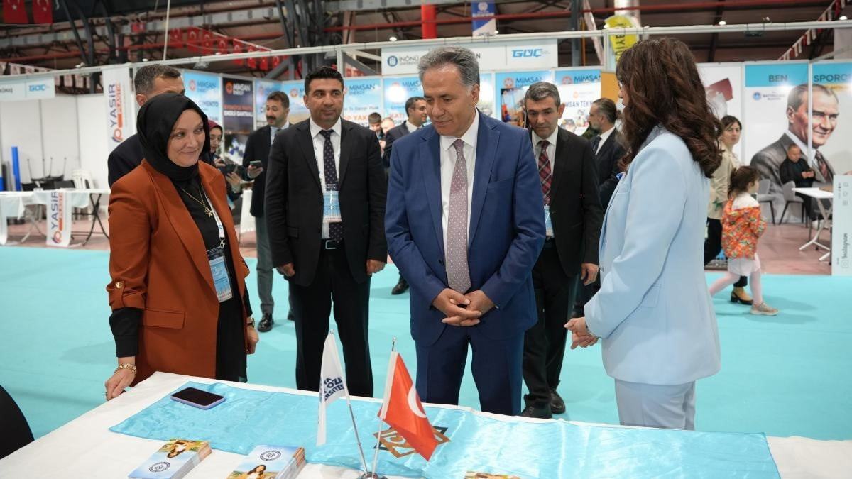 REKTÖR AKPOLAT, İPEK YOLU KARİYER FUARI’NDAKİ STANTLARI ZİYARET ETTİ