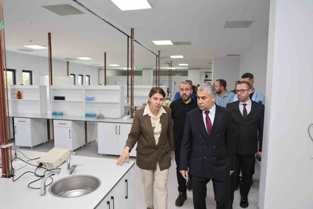 REKTÖR KENT, ARAŞTIRMA LABORATUVARINI İNCELEDİ