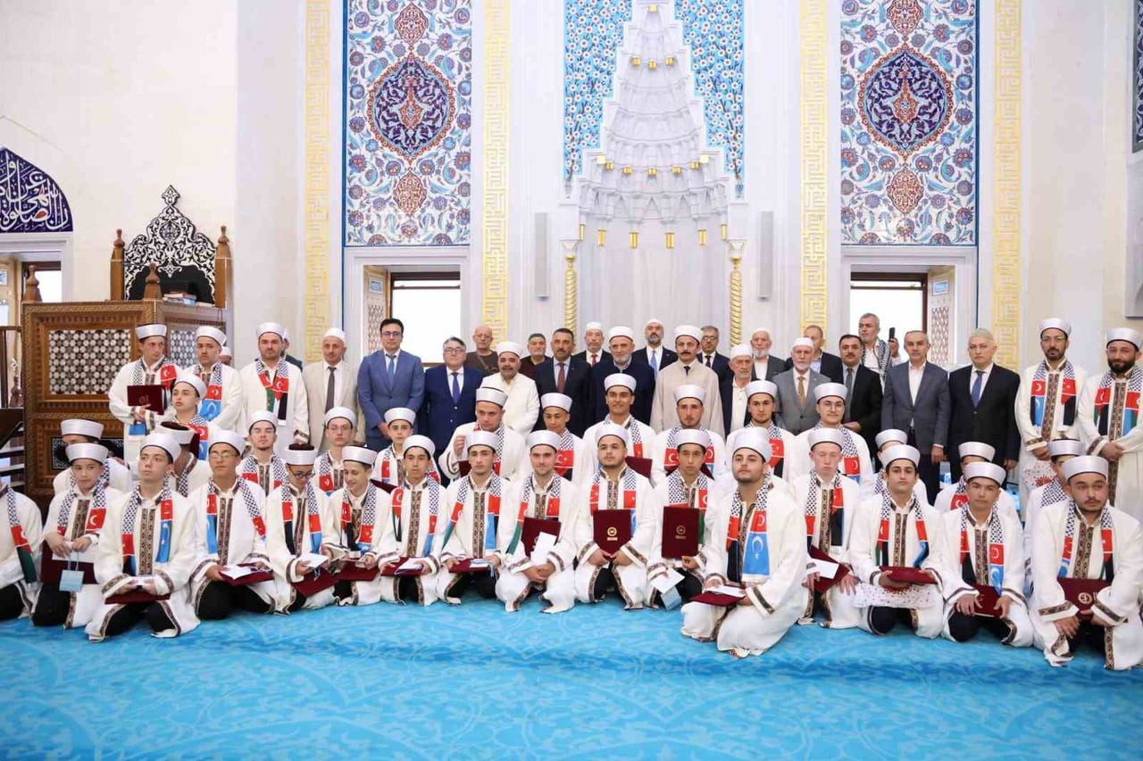 REKTÖR ÖZÖLÇER, HAFIZLIK İCAZET MERASİMİ’NDE GENÇ HAFIZLARIN SEVİNCİNE ORTAK OLDU