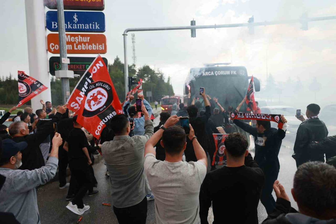RENDYOL 1. LİG PLAY-OFF FİNALİNDE ESENLER EROKSPOR'U 2-0 MAĞLUP EDEN ÇORUM FK, TARAFTARLAR...