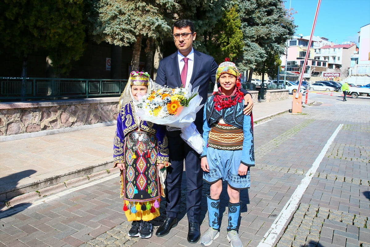 Resmi Gazete'de yayımlanan Valiler Kararnamesi ile Uşak'a atanan Vali Serdar Kartal (ortada)...