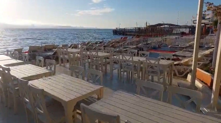 RESMİ MAKAMLARIN UYARILARINA RAĞMEN İŞLETMECİLERİN SAHİL ŞERİDİNE YENİDEN MASA VE SANDALYE YIĞDIĞI...