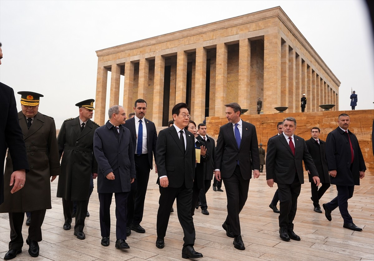 Resmi ziyaret için Türkiye'de bulunan Güney Kore Devlet Başkanı Lee Jae Myung, Anıtkabir'i ziyaret...