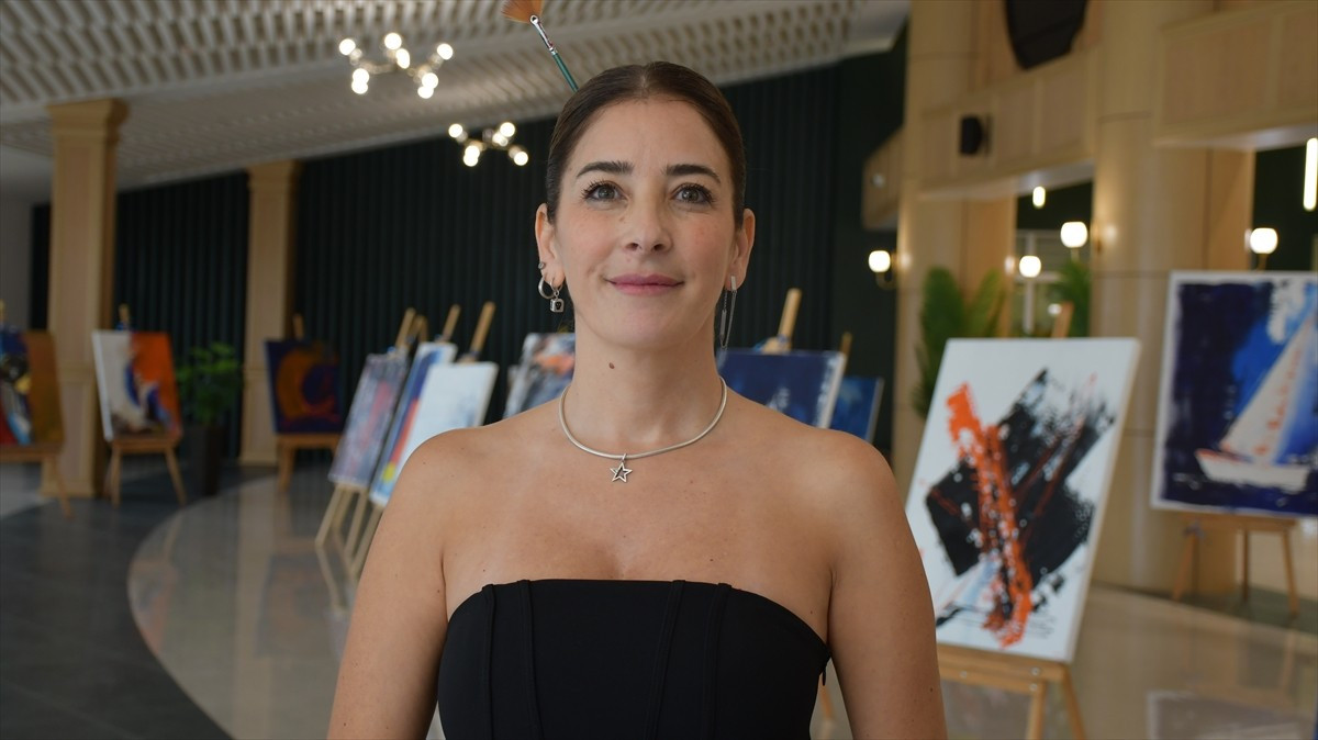 Ressam Aslıhan Öztürk (fotoğrafta), İsrail'in saldırıları ve ablukası altındaki Gazze Şeridi'ne...