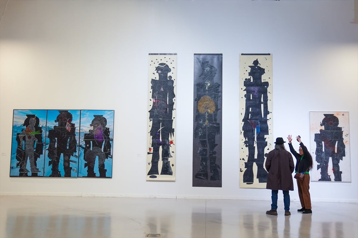 Ressam ve akademisyen Prof. Dr. Hüsamettin Koçan'ın "Ben Bu" sergisi sanatseverlerle buluştu....