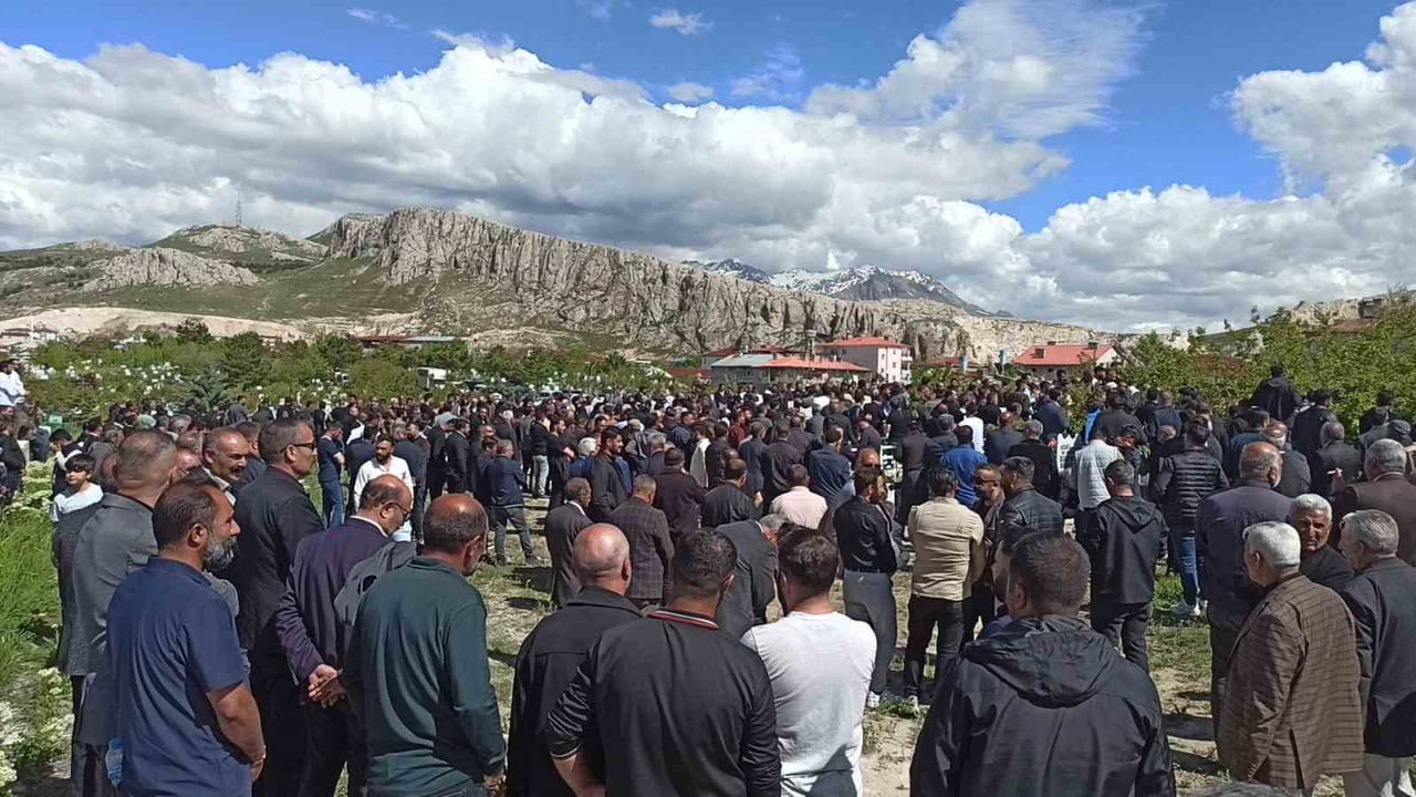 RESUL KARATAŞ, MEMLEKETİ VAN’DA DEFNEDİLDİ.