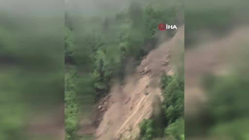 Riski nedeniyle toplam 33 konut tahliye edildi: Heyelan anı kamerada