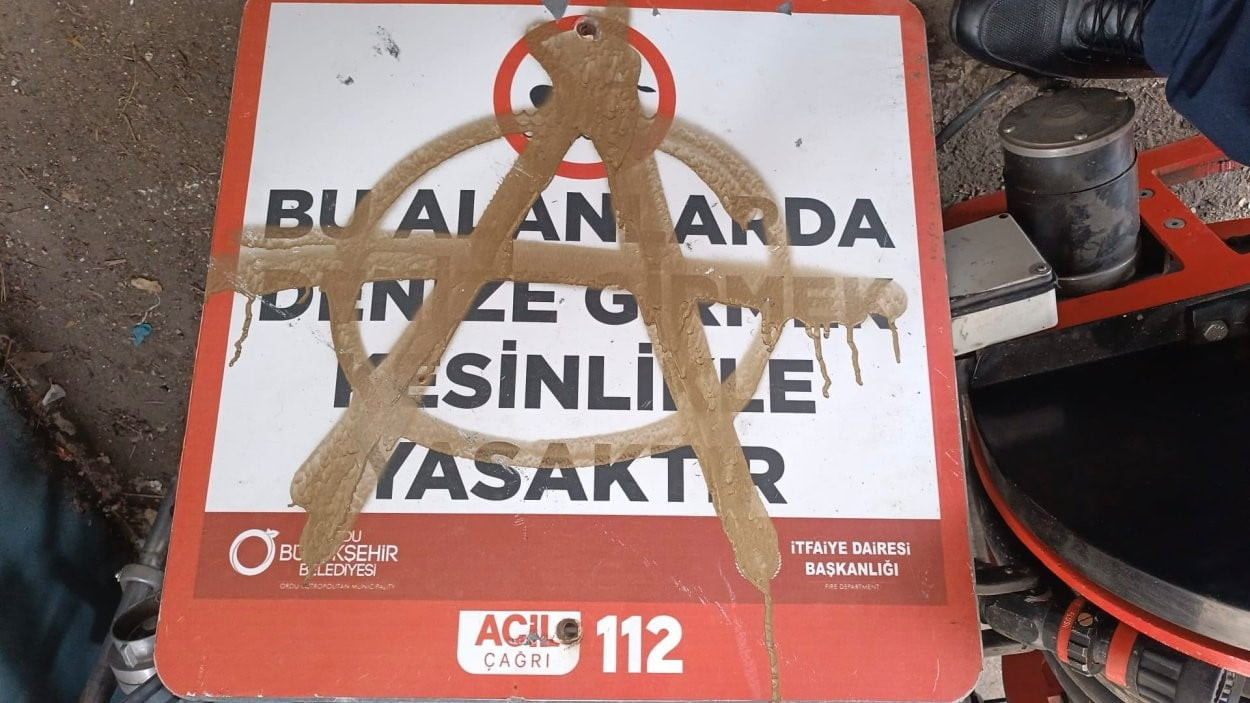 RİSKLİ BÖLGELERE YERLEŞTİRİLEN BAZI UYARI LEVHALARININ DA YERLERİNDEN SÖKÜLDÜĞÜ VE ZARAR GÖRDÜĞÜ...
