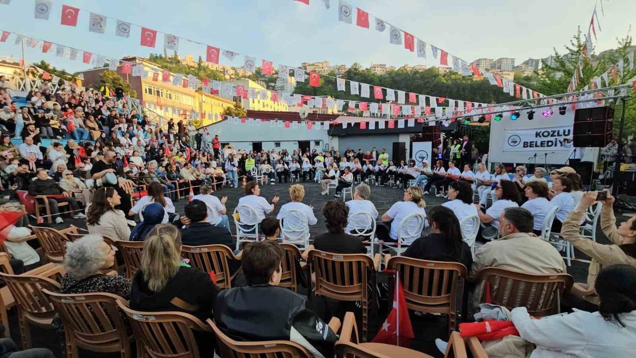 RİTİM GRUBU, VERDİKLERİ AÇIK HAVA KONSERİYLE İZLEYENLERDEN BÜYÜK BEĞENİ TOPLADI.