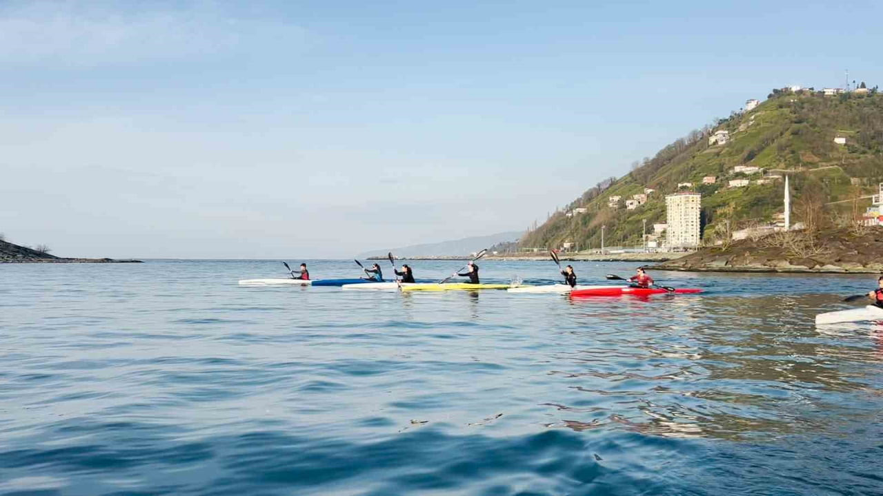RİZE GENÇLİK VE SPOR KULÜBÜ İLE GÜNDOĞDU SU SPORLARI SPOR KULÜBÜ’NE BAĞLI 26 SPORCU DURGUNSU KANO...