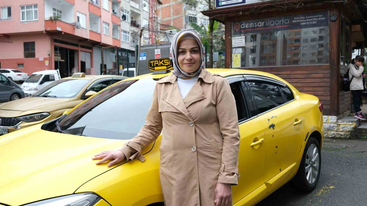 RİZE MERKEZ’DE 5 AYDIR TAKSİCİLİK YAPAN HAVVA PALİÇ, HEM AİLESİNE DESTEK OLUYOR HEM DE KADINLARIN...