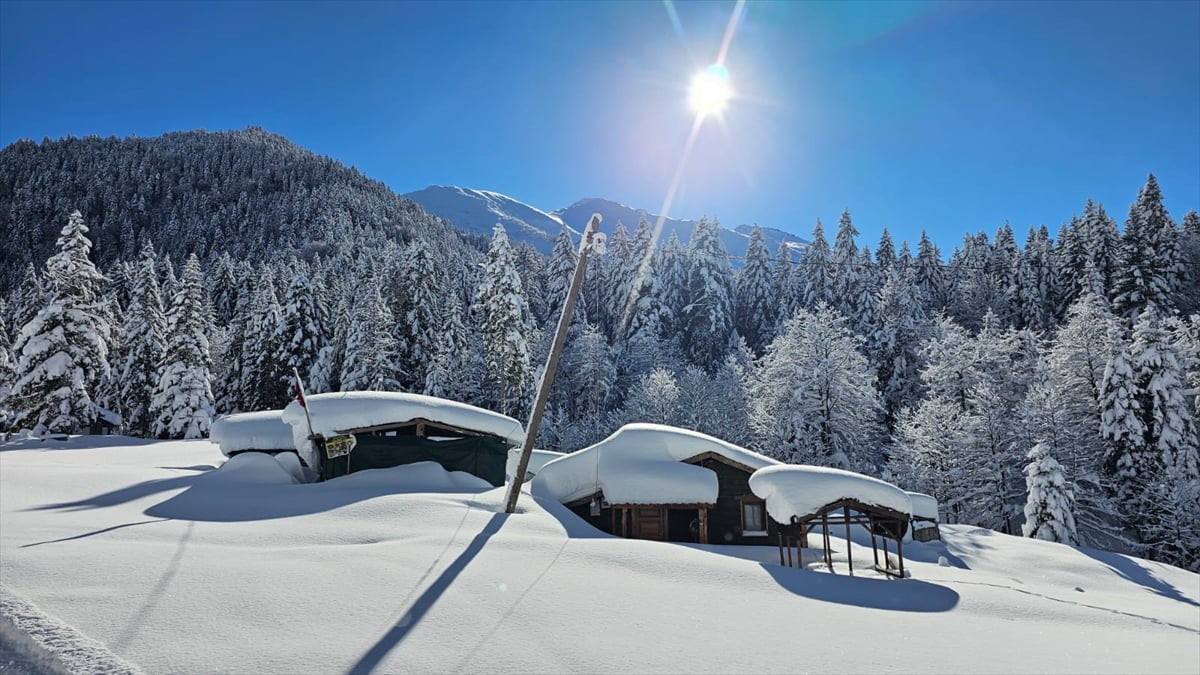 Rize'de aralıklarla etkisini sürdüren karın ardından beyaz örtüyle kaplanan Kaçkar Dağları ve...