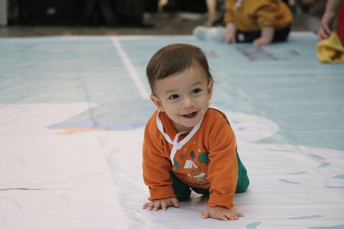 Rize'de bir alışveriş merkezinin kuruluş yıl dönümü dolayısıyla düzenlediği bebek emekleme...