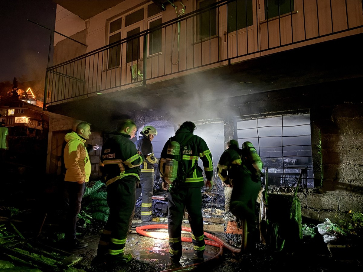 Rize'de bir binada çıkan yangında hasar meydana geldi.
