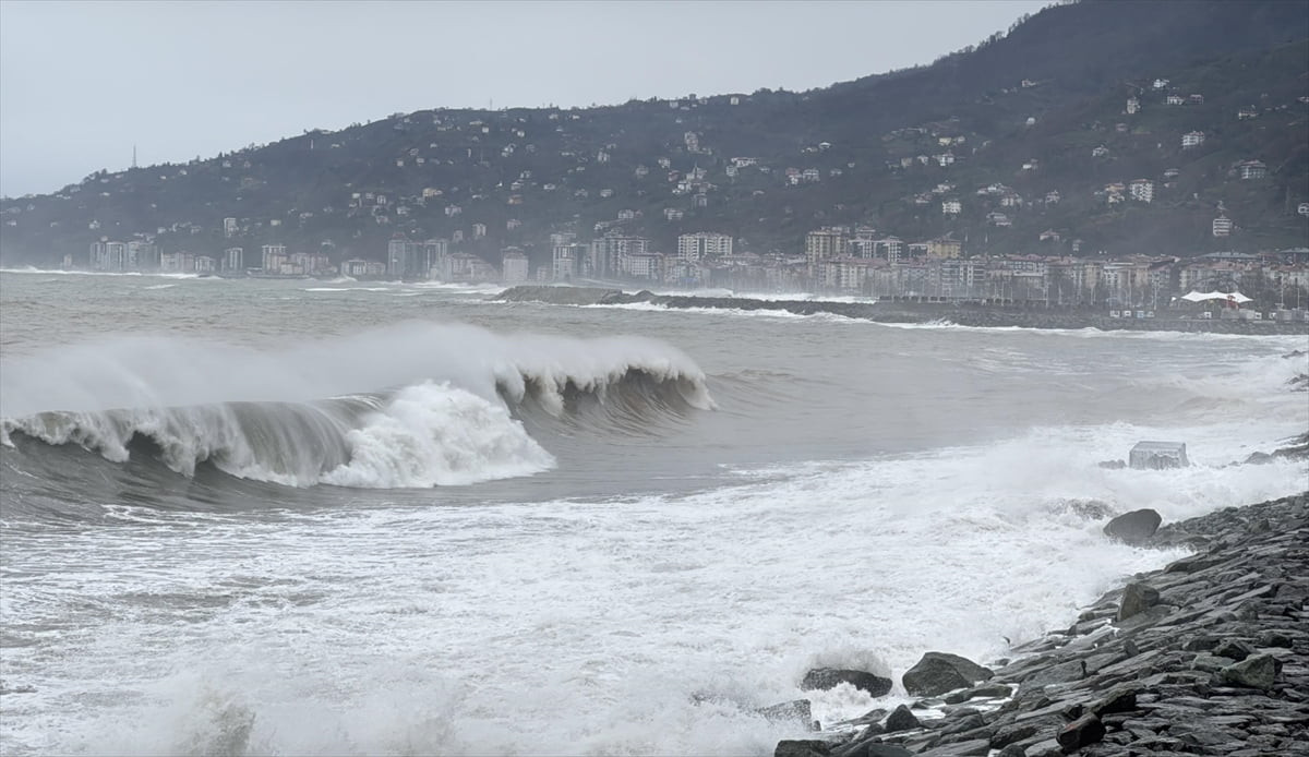 Rize'de denizde etkili olan fırtınanın oluşturduğu dev dalgalar, Karadeniz Sahil Yolu'nda ulaşımda...