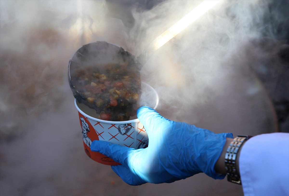 Rize'de düzenlenen etkinlikte pişirilen karalahana çorbası 500 kişiye ikram edildi.