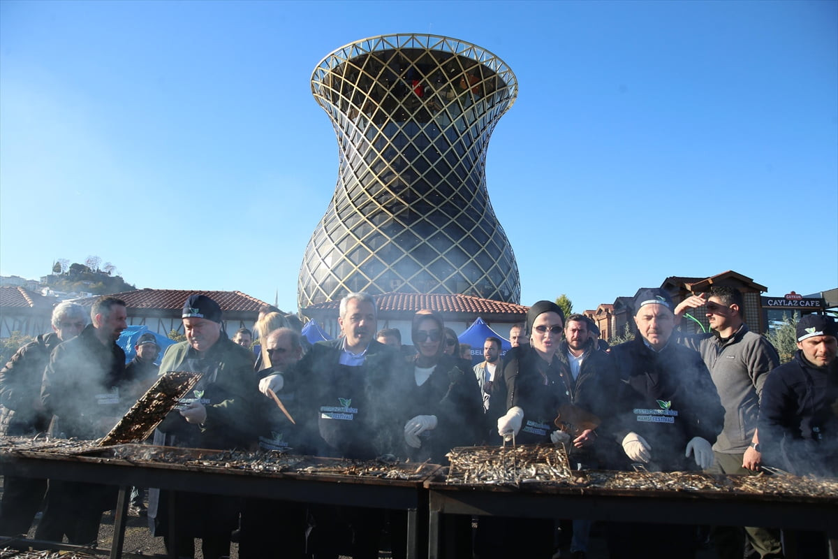 Rize'de düzenlenen, "8. Hamsi Festivali"nde 2 ton hamsi ikram edildi. Rize Belediyesince sahil...