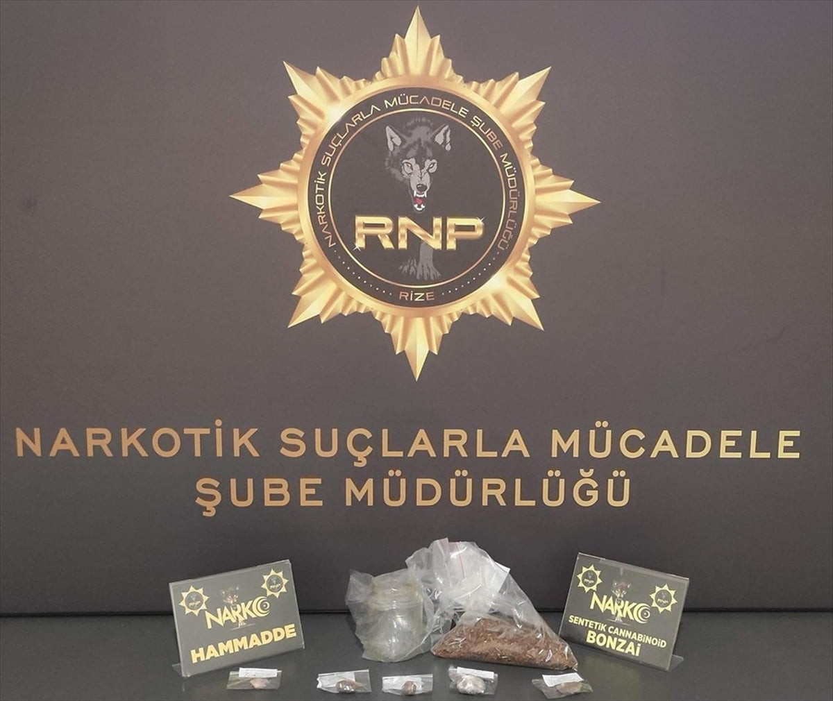 Rize'de düzenlenen uyuşturucu operasyonunda gözaltına alınan 10 zanlıdan 8'i tutuklandı.Ekiplerin...