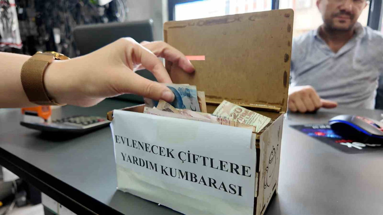 RİZE'DE EVLENECEK ÇİFTLERİN YAŞADIĞI EKONOMİK ZORLUĞU GÖREN ESNAF İŞLETMESİNE 'EVLENECEK ÇİFTLERE...